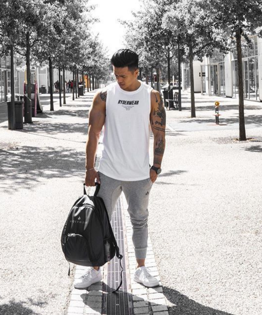 Gym bag essentials men 2025