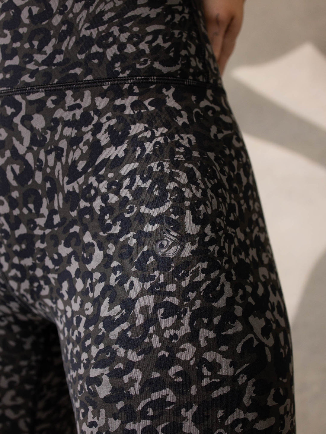 Details more than 264 black and white leggings