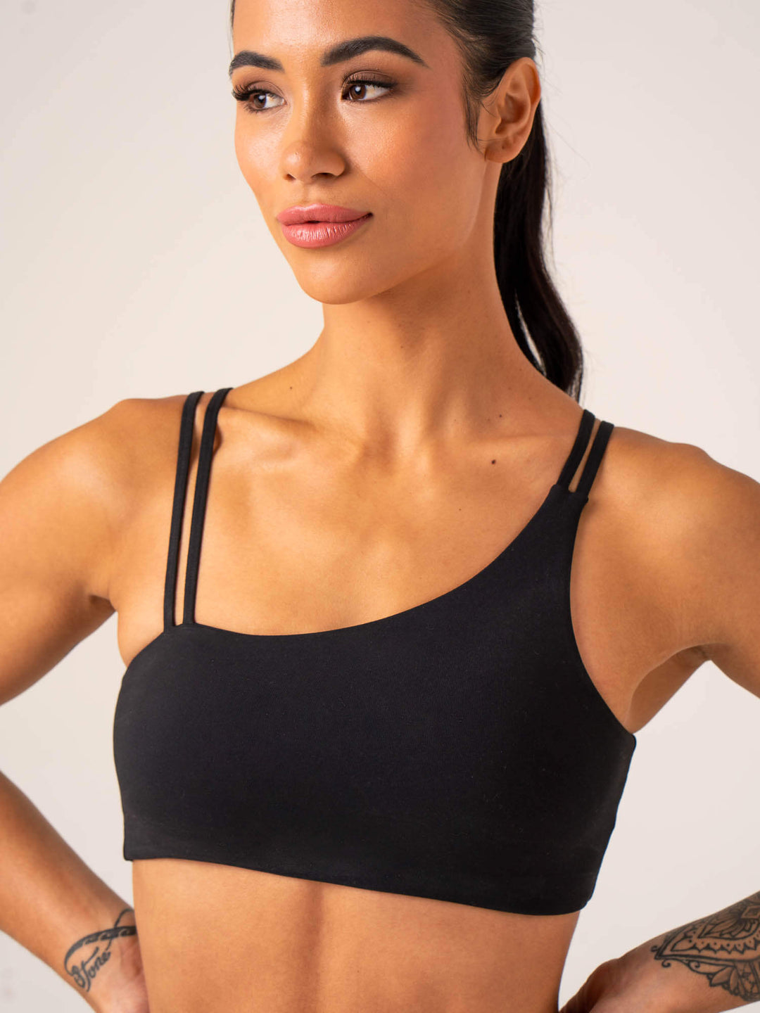 LYZ One Shoulder Sports Bra for Women One Strap Sports Bra Removable Padded Sports  Bra with Hollow Out Design, Top- Black, Medium : : Clothing, Shoes  & Accessories